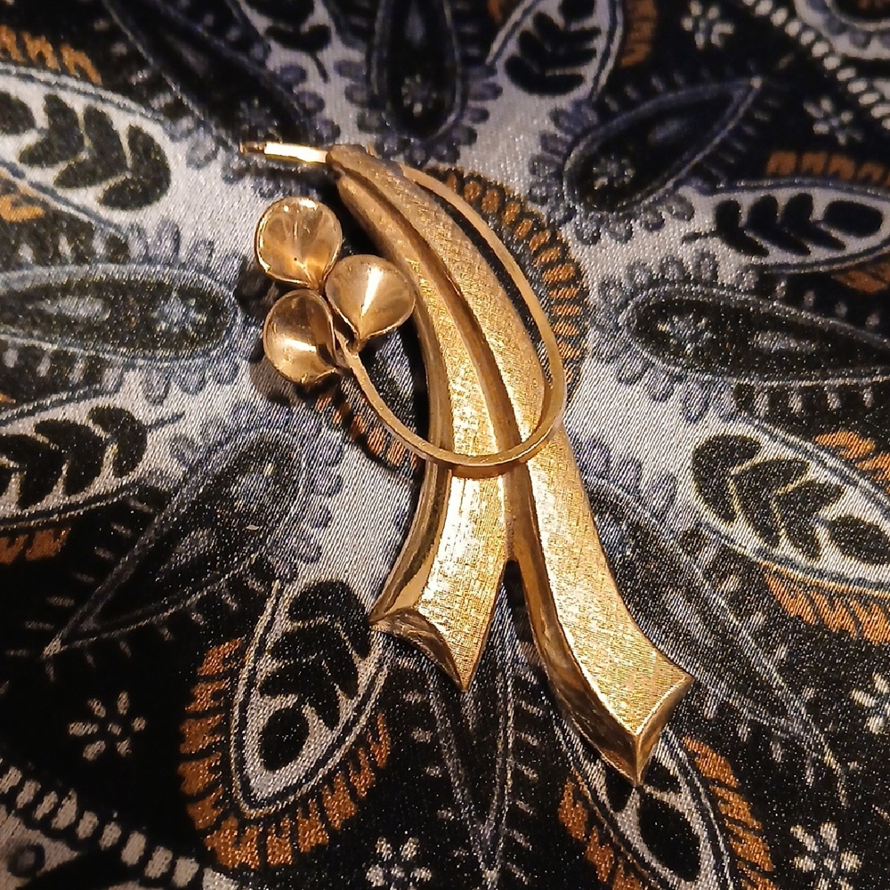 Elegant Gold Floral Brooch